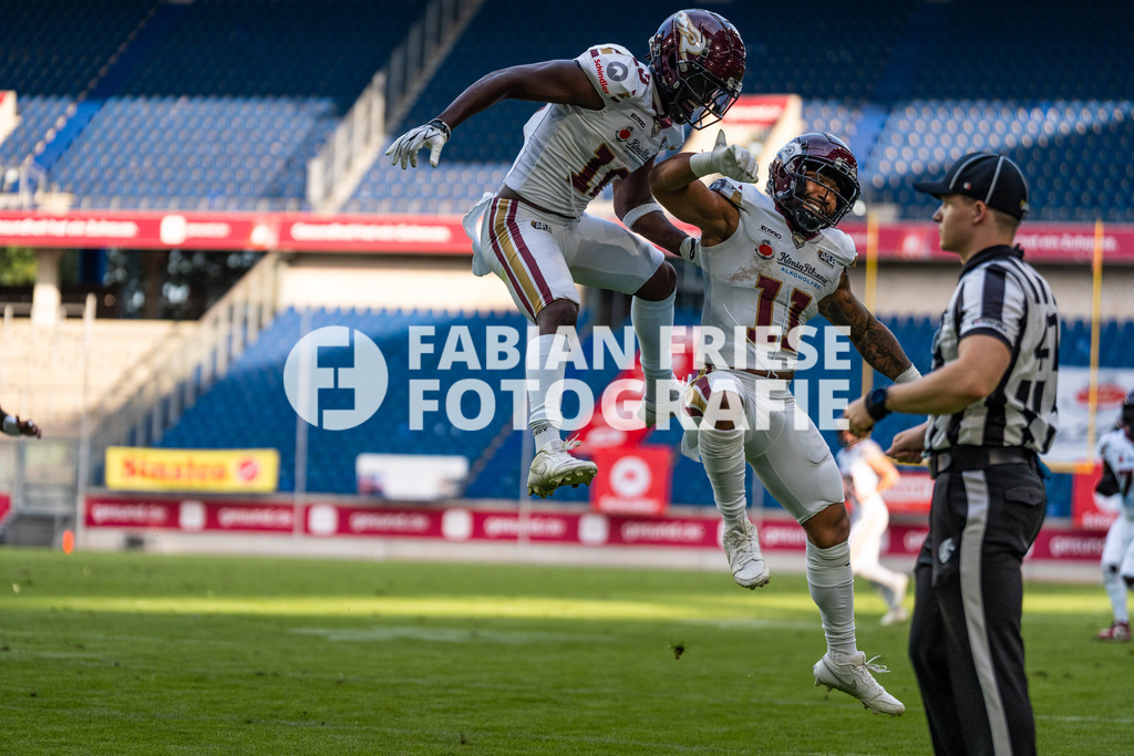 GER Rhein Fire vs. Alpine Rams, American Football, AFLE, Saison 2026, 01.08.2026 | Harlan Kwofie (Rhein Fire, #10) und Jonathan Scott (Rhein Fire, #11) feiern die Punkte, GER Rhein Fire vs. Alpine Rams, American Football, AFLE, Saison 2026, 01.08.2026Foto: Eibner-Pressefoto/Fabian Friese - Realisiert mit Pictrs.com