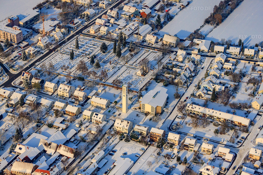 Luftbild: kath. Kirche St. Pius, Friedhof im Winter bei Schnee in Kandel im Bundesland Rheinland-Pfalz in Deutschland. Foto: IMG_35933.jpg vom 18.12.2010 durch Werner Riehm/FLY-FOTO.de
