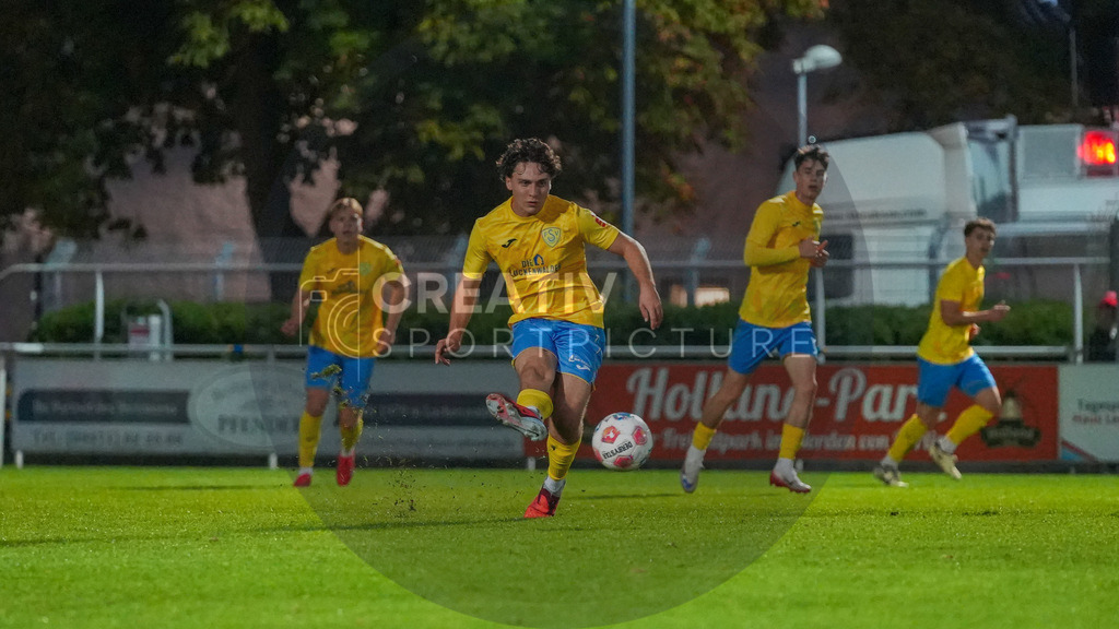 Fußball, Herren, Saison 2025/2026, Testspiel, Freundschaftsspiel, FSV 63 Luckenwalde vs. 1.FC Union Berlin, Mittwoch 08.10.2025, Werner-Seelenbinder-Stadion Luckenwalde, | Fußball, Herren, Saison 2025/2026, Testspiel, Freundschaftsspiel, FSV 63 Luckenwalde vs. 1.FC Union Berlin, Mittwoch 08.10.2025, Werner-Seelenbinder-Stadion Luckenwalde, Im Bild: Max Hathaway (Luckenwalde) - Realisiert mit Pictrs.com