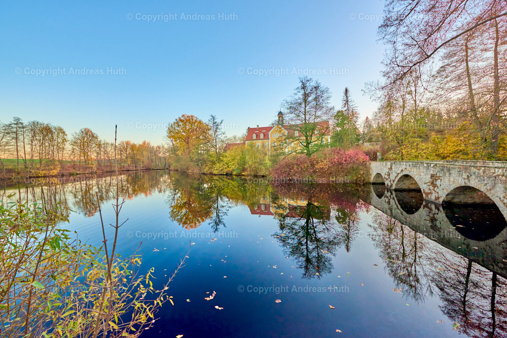 Das Kurfürstliche Jagdschloss Grillenburg mit Pöppelmannbrücke | Bedeutsame Landschaften Deutschlands - Realisiert mit Pictrs.com
