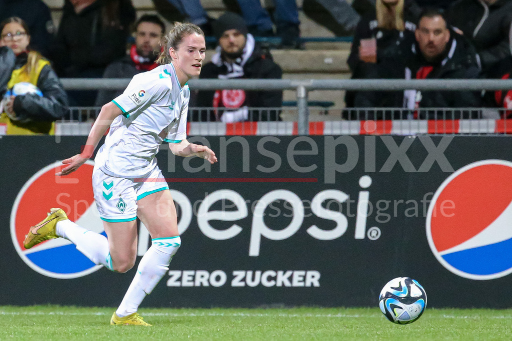 Fussball, Google Pixel Frauen-Bundesliga, Eintracht Frankfurt - SV Werder Bremen | v.li.: Reena Wichmann (SV Werder Bremen, 6) am Ball, Einzelbild, Ganzkörper, Aktion, Action, Spielszene, DIE DFB-RICHTLINIEN UNTERSAGEN JEGLICHE NUTZUNG VON FOTOS ALS SEQUENZBILDER UND/ODER VIDEOÄHNLICHE FOTOSTRECKEN. DFB REGULATIONS PROHIBIT ANY USE OF PHOTOGRAPHS AS IMAGE SEQUENCES AND/OR QUASI-VIDEO.