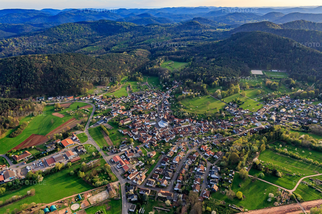 Luftbild: Ortsansicht im Frühling aus Osten im Ortsteil Gossersweiler in Gossersweiler-Stein im Bundesland Rheinland-Pfalz in Deutschland. Foto: IMG_140129.jpg vom 11.04.2024 durch Werner Riehm/FLY-FOTO.de