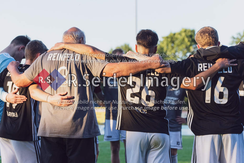 Fußball, Saison 2023/24, Confima-Cup, SV Preußen 09 Reinfeld - VfB Lübeck II, Schönböcken (Lübeck), 13.07.2023 | Spielerkreis der Reinfelder: Nach dem Sieg gibt es eine positive Ansprache vom Trainer.
Mittig: Arif Mete Kilic (#26, Preußen Reinfeld)