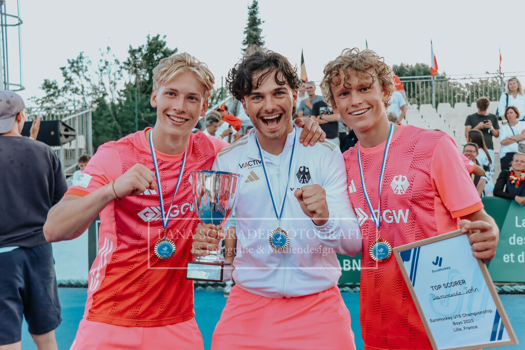 EM_MU18_F_GER-BEL_Lille_bearbeitet_Pokalbilder (46 von 137) | lanaschraderfotografie - Realisiert mit Pictrs.com