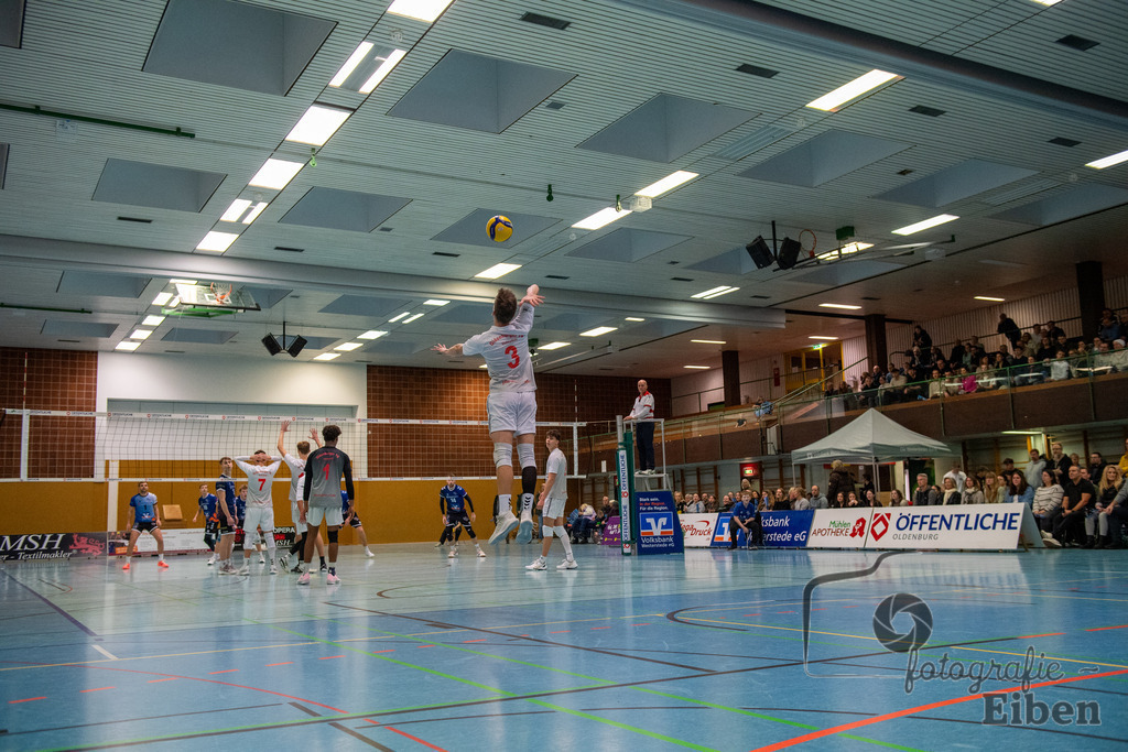 VSG Ammerland-Oldenburger TB | Regionalliga; VSG Ammerland (blau)-Oldenburger TB (weiß) am 18.01.2025 in Bad Zwischenahn (Sporthalle Schilldestraße ), Photo: Philip Eiben 2025 - Realisiert mit Pictrs.com