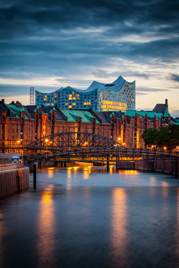 10230801 - Speicherstadt und Elbphilharmonie | Blick über den Zollkanal auf die Speicherstadt und die Elbphilharmonie bei Nacht.