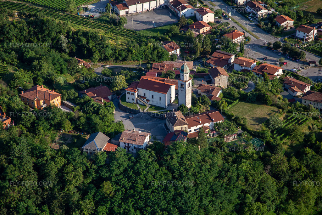 Aerial view: Church of Župnijska cerkev sv. Urha in the district Branik in Nova Gorica in the state Slovenia, Slovenia. – Photo: IMG_137477.jpg taken on 07/14/2023 by Werner Riehm/FLY-FOTO.com – Resolution of the original: 5472 x 3648 px