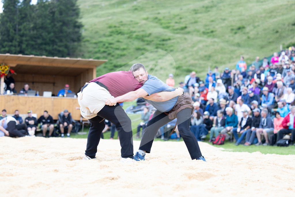 Rigi2025_0130 | Die Schwinger des Schwyzer Kantonalen Schwingerverbandes: Fotos, die Dynamik und Leidenschaft festhalten, sowie emotionale Momente aus dem traditionellen Schwingsport zeigen. - Realisiert mit Pictrs.com
