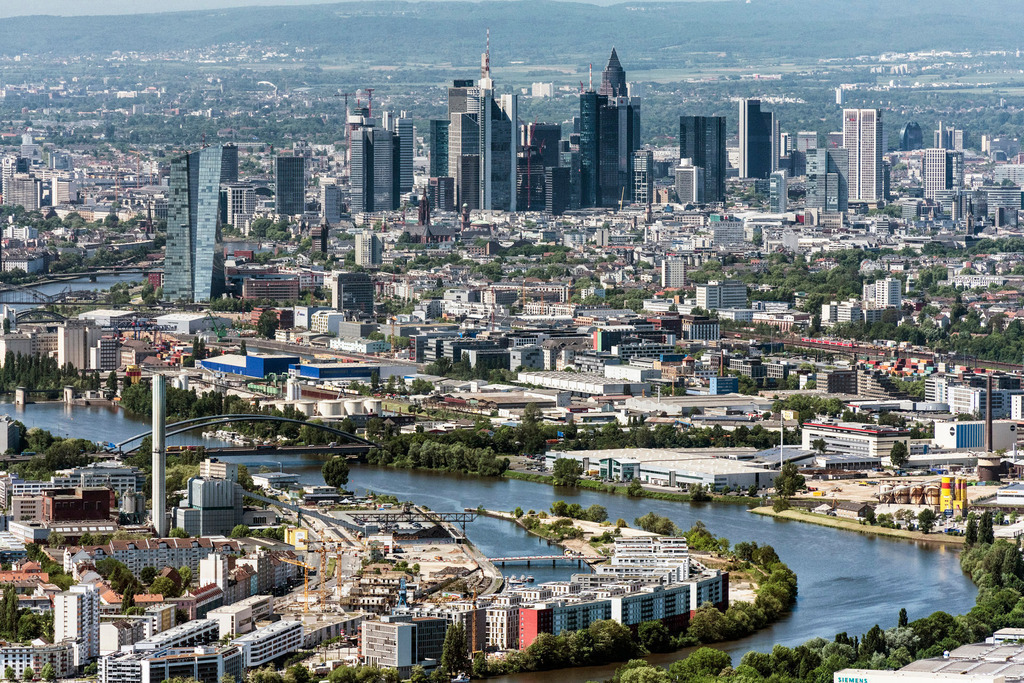 dr__dsc9425.jpg | FRANKFURT AM MAIN 08.05.2018 Stadtzentrum mit Hochhaus- Gebäuden in der Skyline im Innenstadtbereich in Frankfurt am Main im Bundesland Hessen, Deutschland. // City center with the skyline in the downtown area in Frankfurt in the state Hesse, Germany. Foto: Daniel Reiter