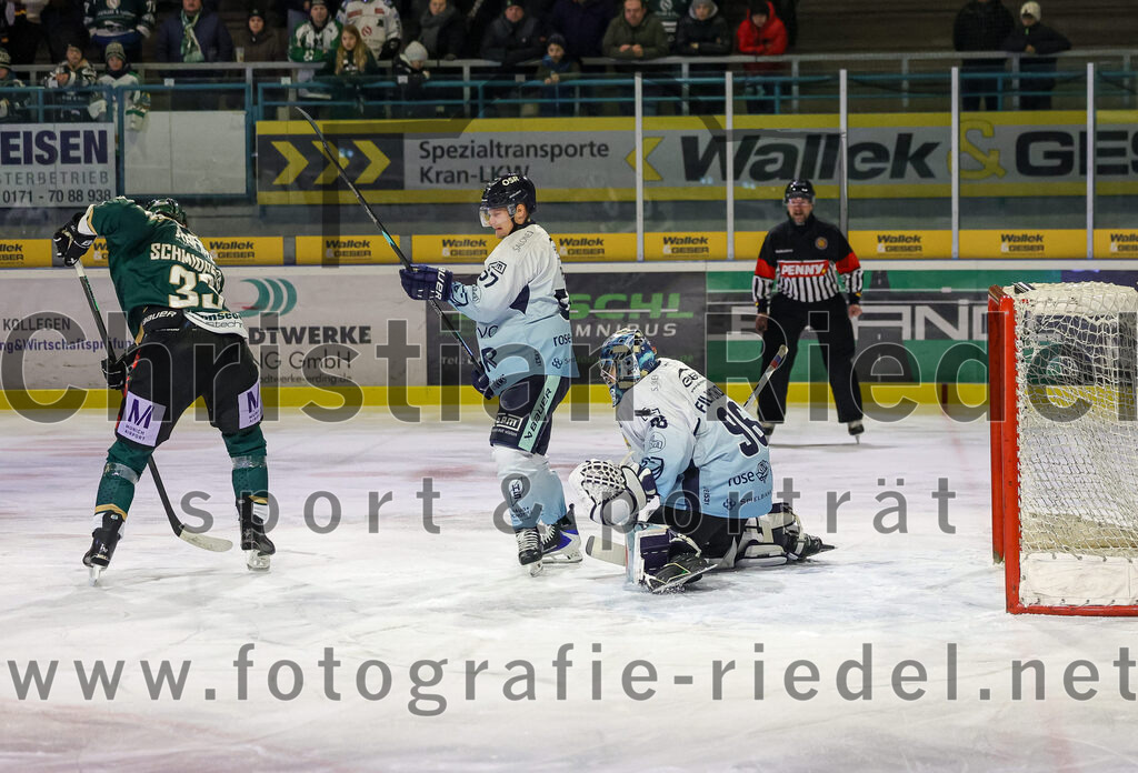 2026-01-06_025_TSV_Erding_gegen_EV_Lindau_Islanders | Erding, Deutschland, 06.01.2026:Eishockey, Oberliga Süd 2025 / 2026, 35. Spieltag, TSV Erding gegen EV Lindau Islanders, Endergebnis: 2:5Marc Schmidpeter (Erding Gladiators, #33), Marvin Feigl (EV Lindau Islanders, #57), Torwart Daniel Filimonov (EV Lindau Islanders, #96)Foto: Christian Riedel / fotografie-riedel.net
