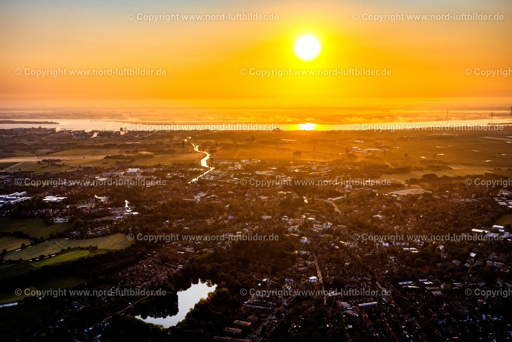 Stade_im_Sonnenaufgang_ELS_2814050623 | STADE 05.06.2023 Stadtzentrum im Innenstadtbereich in Stade im Bundesland Niedersachsen. Im Bild die Baustelle zum Neubau des Gebäudekomplexes des Einkaufszentrum GESCHÄFTSHAUS NEUER PFERDEMARKT in Stade im Bundesland Niedersachsen. Auf der Abrißfläche eines ehemaligen Hertie- Kaufhauses ensteht durch das Bauunternehmen Baresel GmbH nach Entwürfen des Architekturbüro Buttge für die MATRIX Immobilien GmbH ein attraktiver Neubau. // The city center in the downtown area in Stade in the state Lower Saxony. In the picture the new construction of the building complex of the shopping center GESCHAeFTSHAUS NEUER PFERDEMARKT in Stade in the state Lower Saxony. On the demolition surface of a former Hertie department store, the building contractor Baresel GmbH developed an attractive new building for the MATRIX Immobilien GmbH, based on designs by the architecture firm of Buttge. Foto: Martin Elsen