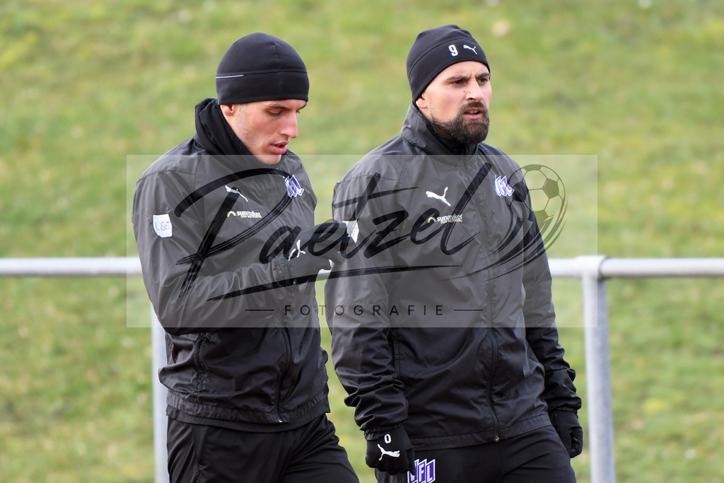 20200130_TRAOSN_0059 | Fußball, Herren: Bashkim Ajdini (VfL Osnabrueck) und Marcos Alvarez (VfL Osnabrueck) schauen waehrend der Trainingseinheit des VfL Osnabrueck im Sportpark Illoshoehe am 30.01.2020 in Osnabrueck, Deutschland. - Realisiert mit Pictrs.com
