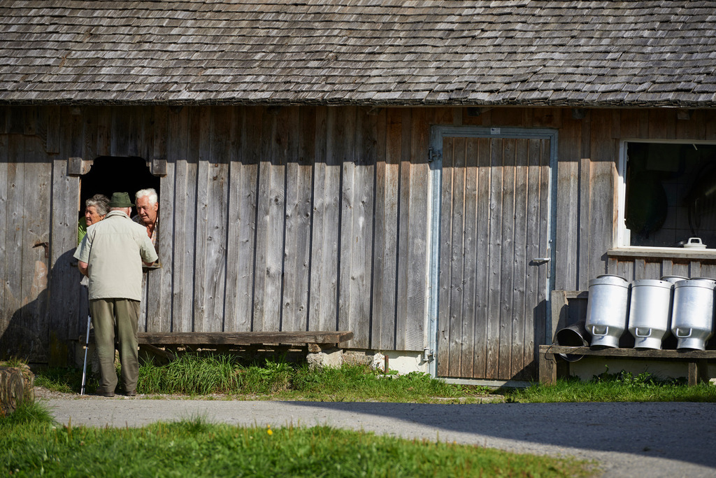 Bauernhof mit Milchkannen | Schoenenbach, Austria - September 08, 2015: Bauernhof mit Milchkannen. - Realisiert mit Pictrs.com