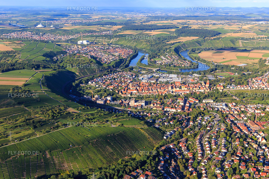 Ortsansicht an der Neckarschleife von Westen | Luftbild: Ortsansicht an der Neckarschleife von Westen in Besigheim im Bundesland Baden-Württemberg in Deutschland. Foto: IMG_093510.jpg vom 22.08.2016 durch Werner Riehm/FLY-FOTO.de - Realisiert mit Pictrs.com