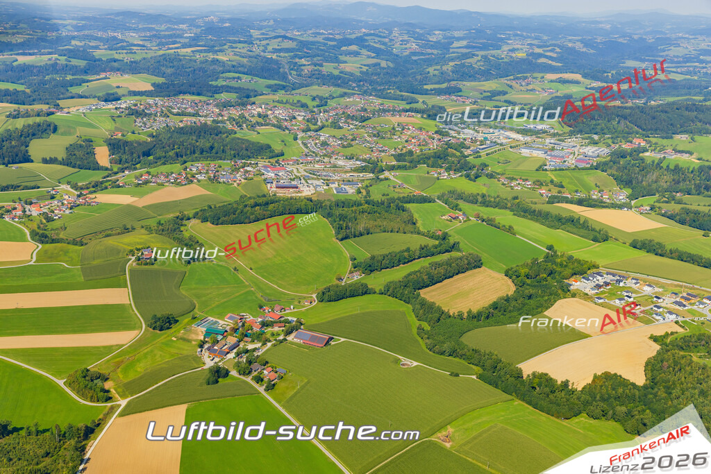 Luftaufnahme der Stadt Büchlberg - Die Luftaufnahme wurde 2025 vom UL-Flugzeug heraus erstellt ( keine Drohne ) - Hochauflösende Luftaufnahme - für professionelle Ausdrucke geeignet. Die Geschenkidee !Mit Lizenz und Bildrechte bestellbar