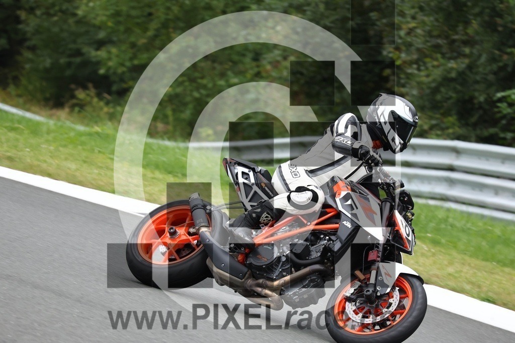 0084-20240916_11045 | Schöne Erinnerungen an spannende Momente - das festzuhalten ist unser Job. PIXELrace.de ist seit 2003 auf den Rennstrecken Europas unterwegs um die Action draußen beim Fahren und die wunderbare Stimmung imm Fahrerlager für euch einzufangen.