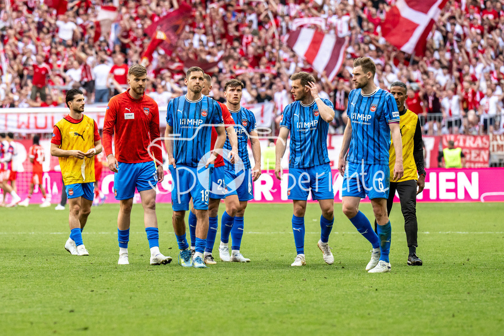 FC Bayern München - 1. FC Heidenheim | MUNICH, GERMANY - 02. MAI: das Team der Gäste bedankt sich bei den mitgereisten Fans nach dem Bundesligamatch zwischen dem FC Bayern München und dem 1. FC Heidenheim am 32. Spieltag in der Allianz Arena / DFL REGULATIONS PROHIBIT ANY USE OF PHOTOGRAPHS AS IMAGE SEQUENCES AND/OR QUASI-VIDEO