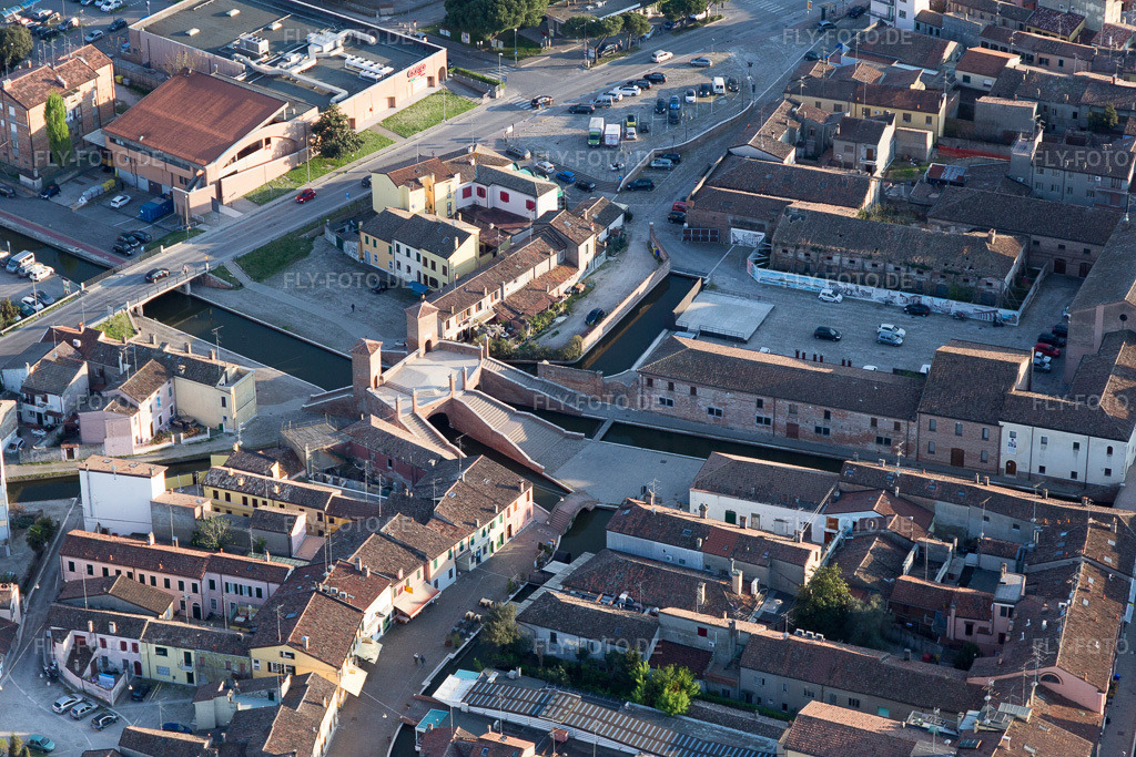 Luftbild: Ortsansicht in Comacchio im Bundesland Ferrara in Italien. Foto: IMG_098664.jpg vom 06.04.2017 durch Werner Riehm/FLY-FOTO.de