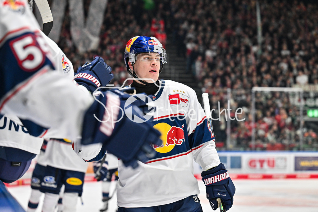 Augsburger Panther - EHC RB München | AUGSBURG, DEUTSCHLAND - 27. FEBRUAR: Jubel der Gäste nach dem Treffer zum 0-2 durch Jeremy McKENNA (RB München 91) / Tor / Torschuetze / Freude / Happy während dem Match zwischen den Augsburger Panthern und dem EHC RB München am 46. Spieltag der Penny DEL im Curt Frenzel Stadion