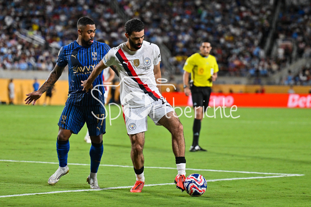 Manchester City - Al-Hilal SFC | im Duell MALCOM (Al-Hilal 77) und Rayan AIT-NOURI (Manchester City 21) / Zweikampf / FIFA Club World Cup: Manchester City - Al-Hilal SFC, Camping World Stadium am 30.06.2025 / NOT FOR SALE IN USA