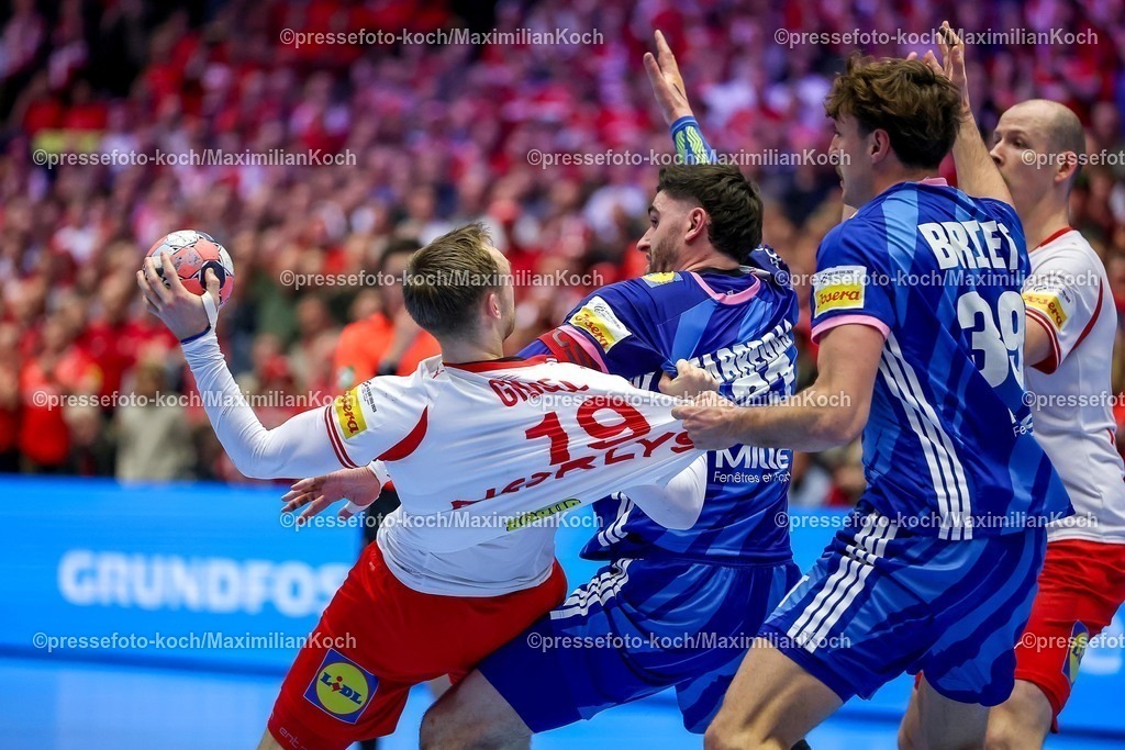EHF22012603041 | 22.01.2026, Handball, Men's EHF EURO 2026, Frankreich - Dänemark, Jyske Bank Boxen in Herning, Dänemark, Main Round:  Mathias Gidsel (Denmark #19) im Zweikampf gegen   Ludovic Fabregas (France #23)   Thibaud Briet (France #39) 