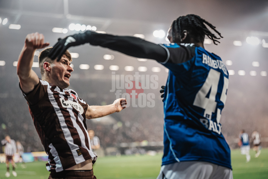 Fußball | Männer | Saison 2025/2026  | Fußball-Bundesliga | 19. Spieltag | FC St. Pauli vs. Hamburger SV | 23.01.2026 | Rangelei zwischen v.l. Arkadiusz Pyrka (#11, FC St. Pauli) und Fabio Balde (#45, HSV)