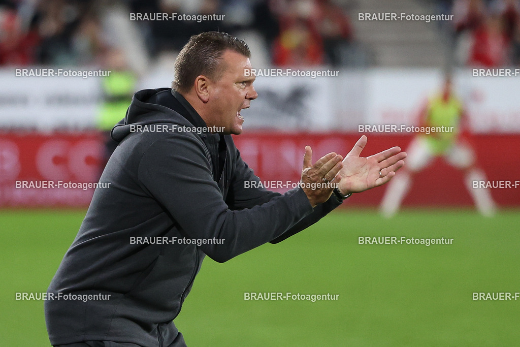 Rot-Weiss Essen - VFL Osnabrück | Essen, Deutschland, 17.09.2025 Uwe Koschinat (Rot-Weiss Essen) klatscht in die Händewährend des 3.Liga Spiels zwischen  Rot-Weiss Essen und VFL Osnabrück am 17.09.2025 im Stadion an der Hafenstraße in Essen. (Foto von Timo Bluhmki-Schmidt/Brauer Fotoagentur