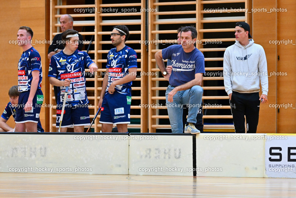 VSV Unihockey vs. Wiener Floorball Verein | Spielerbank VSV Unihockey, Headcoach VSV Unihockey Harald Felsberger, #30 Christoph Steiner VSV Unihockey, #27 Lukas Floriantschitz VSV Unihockey, #29 Anze Brajic VSV Unihockey, VSV Unihockey vs. Wiener Floorball Verein, VSV Unihockey vs. Wiener Floorball Verein am 18.05.2025 in Villach (Ballspielhalle St. Martin), Austria, (Photo by Bernd Stefan)