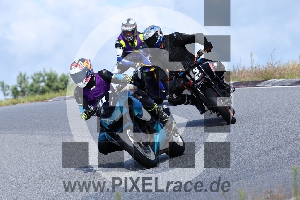 0011-20240805_00627 | Schöne Erinnerungen an spannende Momente - das festzuhalten ist unser Job. PIXELrace.de ist seit 2003 auf den Rennstrecken Europas unterwegs um die Action draußen beim Fahren und die wunderbare Stimmung imm Fahrerlager für euch einzufangen.