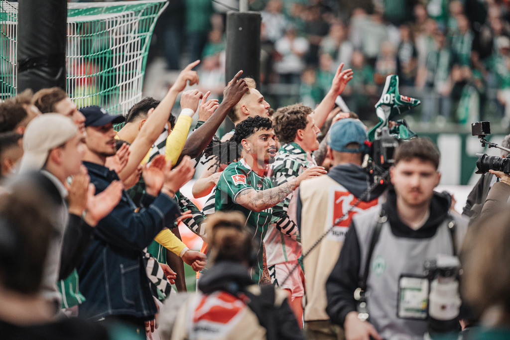 Fußball | Männer | Saison 2025/2026 | 1. Fußball-Bundesliga | 30. Spieltag | SV Werder Bremen vs. Hamburger SV | 18.04.2026 | Werder feiert mit den Fans, in der Mitte Cameron Puertas (#18, SV Werder Bremen)