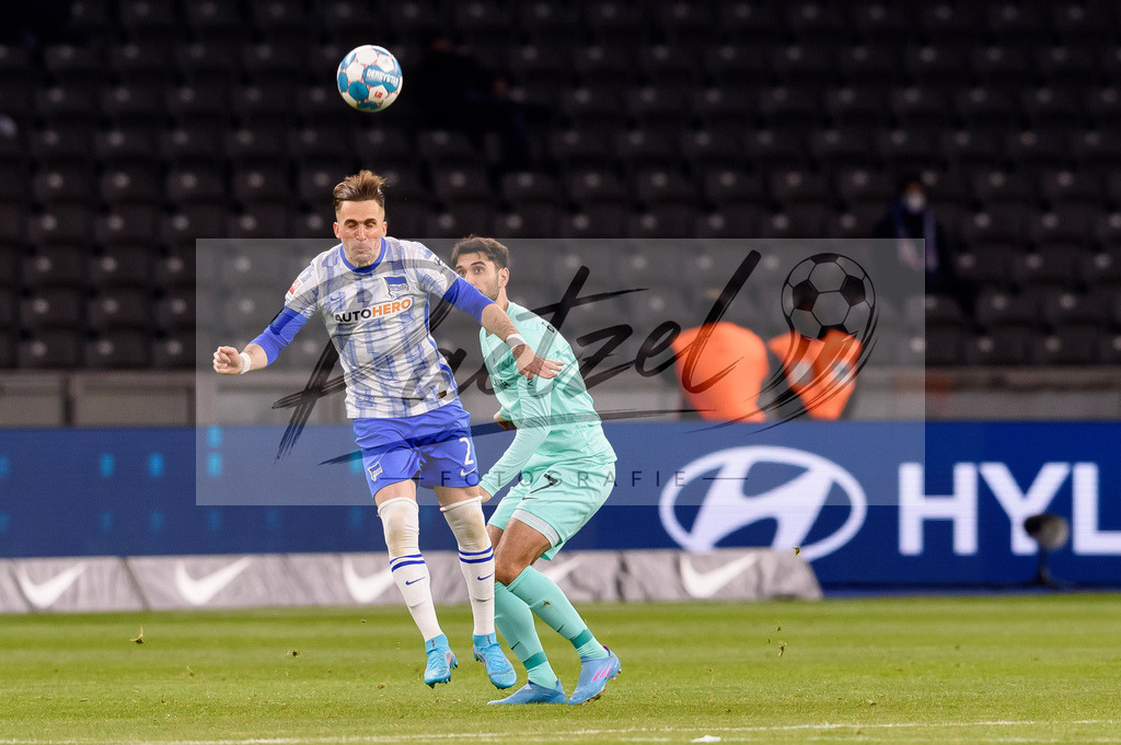 HERFUE20220204_005 | Fussball, Herren: Peter Pekarik (Hertha BSC) und Gerrit Holtmann (VfL Bochum) im Zweikampf bei dem Spiel der 1. Bundesliga zwischen Hertha BSC und VfL Bochum im Olypiastadion am 04.02.2022 in Berlin, Deutschland.DFB / DFL REGULATIONS PROHIBIT ANY USE OF PHOTOGRAPHS AS IMAGE SEQUENCES AND/OR QUASI-VIDEO. - Realisiert mit Pictrs.com