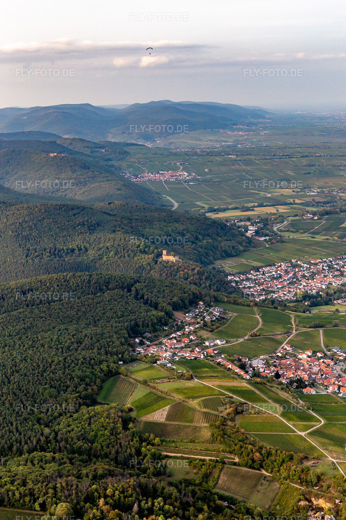 Luftbild: Haardtrand von Süden im Ortsteil Gleiszellen in Gleiszellen-Gleishorbach im Bundesland Rheinland-Pfalz in Deutschland. Foto: IMG_139103.jpg vom 30.09.2023 durch Werner Riehm/FLY-FOTO.de
