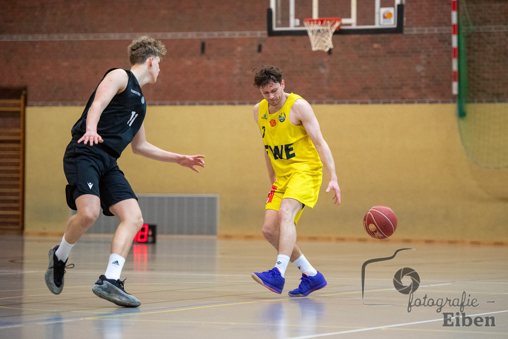 Baskets Juniors/TSG Westerstede-Rasta Vechta 3 | 1. Basketball-Regionalliga; Baskets Juniors/TSG Westerstede (gelb) - Rasta Vechta 3 (schwarz) am 18.01.2025 in Westerstede (Hössensporthalle), Photo: Philip Eiben 2025 - Realisiert mit Pictrs.com
