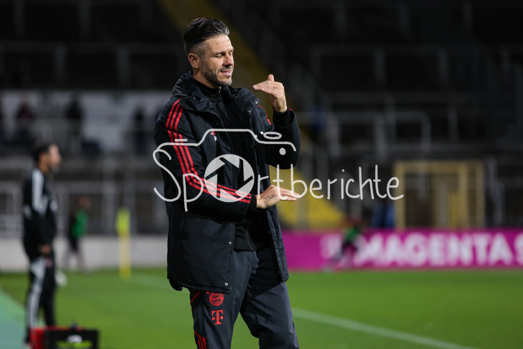 FC Bayern Amateure - 1. FC Nuernberg II | FCB Trainer Martin Demichelis in Aktion