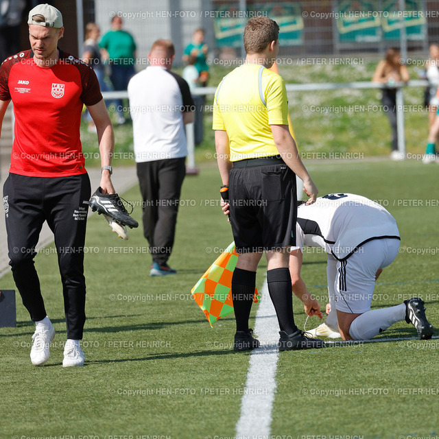 TSV Höchst holt drei Punkte im Abstiegskampf | 27.04.2025 Fussball Gruppenliga Darmstadt Saison 2024 2025 FC Alsbach - TSV Höchst (0:1) v. li. Schuhwechsel bei Patrick Kepper (6 Höchst) (Foto: Peter Henrich) - Realisiert mit Pictrs.com
