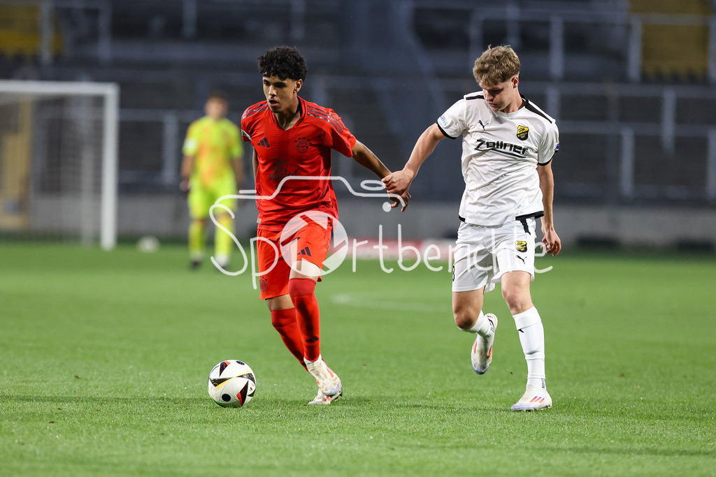 FC Bayern Amateure - DjK Vilzing | im Duell Adam AZNOU BEN CHEIKH (FC Bayern München II #2) und Simon SEDLACZEK (DJK Vilzing #8) / Zweikampf / Regionalliga Bayern: FC Bayern München II - DjK Vilzing, Grünwalder Stadion am 30.08.2024