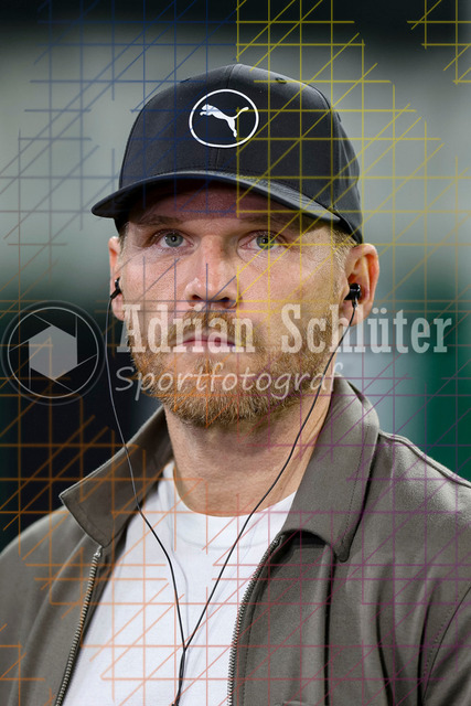 Borussia Mönchengladbach vs Karlsruher SC - DFB-Pokal 2. Runde | Mönchengladbach, Deutschland, 28.10.25:   Trainer Eugen Polanski (Borussia Mönchengladbach) schaut im Interview waehrend des Spiels der DFB-Pokal 2. Runde zwischen Borussia Mönchengladbach vs Karlsruher SC im Stadion im Borussia Park(Foto von Brauer-Fotoagentur / Adrian Schlueter)