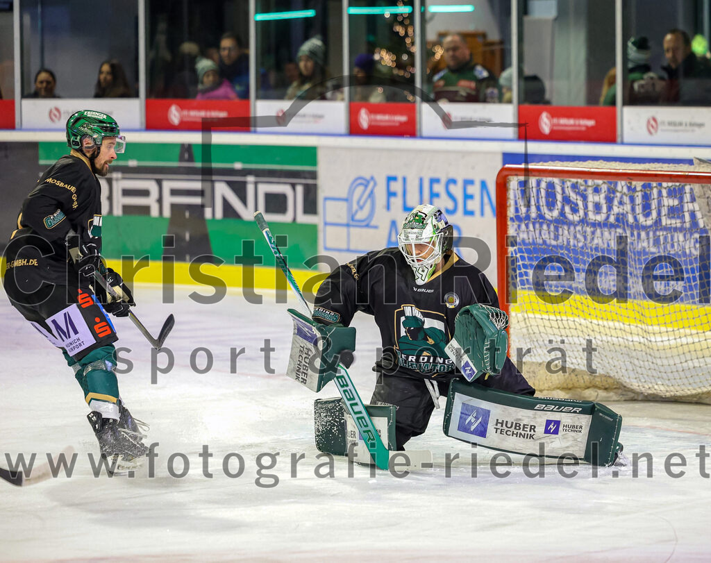 2025-12-05_032_TSV_Erding_gegen_Stuttgart_Rebels | Erding, Deutschland, 05.12.2025:Eishockey, Oberliga Süd 2025 / 2026, 23. Spieltag, TSV Erding gegen Stuttgart Rebels, Endergebnis: 5:6Philipp Michl (Erding Gladiators, #77), Torwart Leon Meder (Erding Gladiators, #39)Foto: Christian Riedel / fotografie-riedel.net