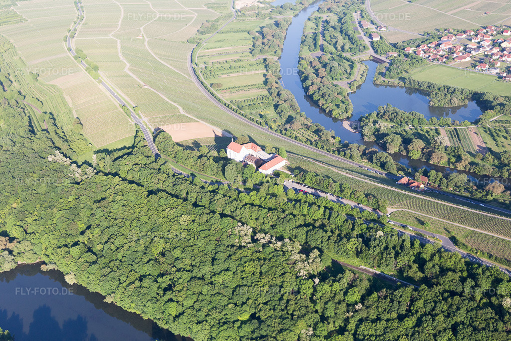 Luftbild: Mainhang an der Vogelsburg und Kirche Mariä Schutz im Ortsteil Escherndorf in Volkach im Bundesland Bayern in Deutschland. Foto: IMG_100335.jpg vom 27.05.2017 durch Werner Riehm/FLY-FOTO.de