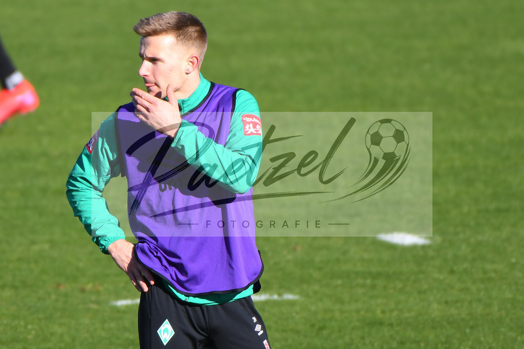 20200205_TRASVW_0048 | Fußball, Herren: Johannes Eggestein (SV Werder Bremen)&nbsp; schaut waehrend der Trainingseinheit des SV Werder Bremen im Wohninvest Weserstadion am 05.02.2020 in Bremen, Deutschland. - Realisiert mit Pictrs.com