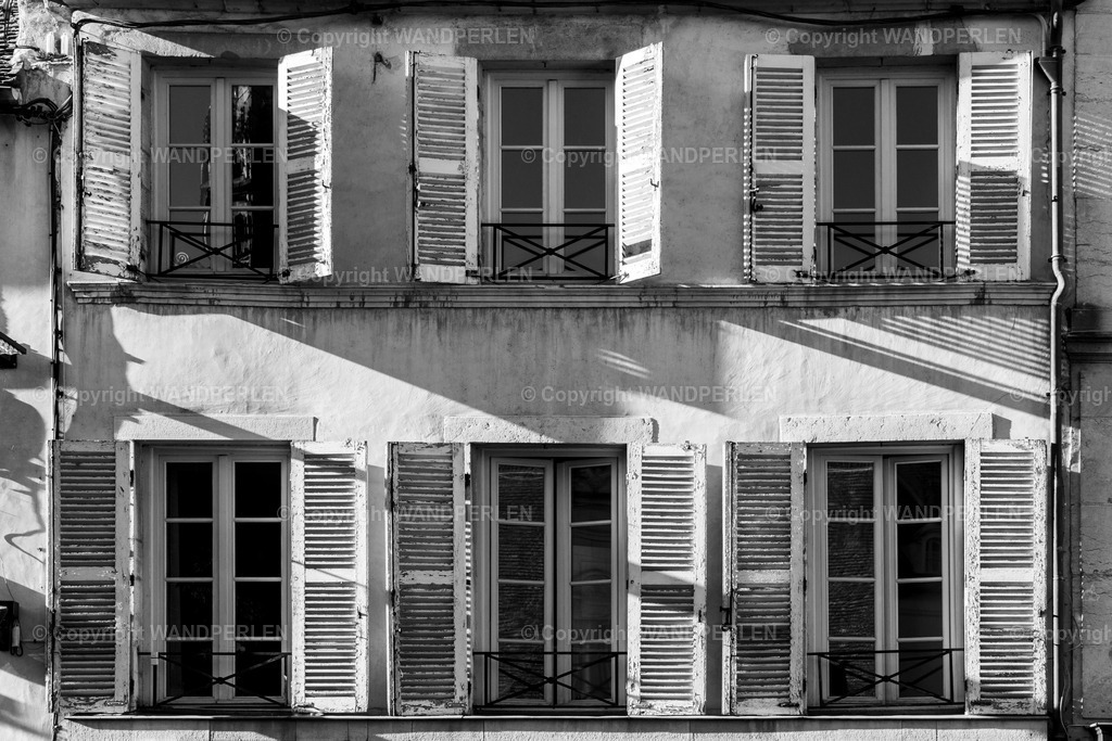 Fensterläden | Fassade mit Fensterläden - Realisiert mit Pictrs.com