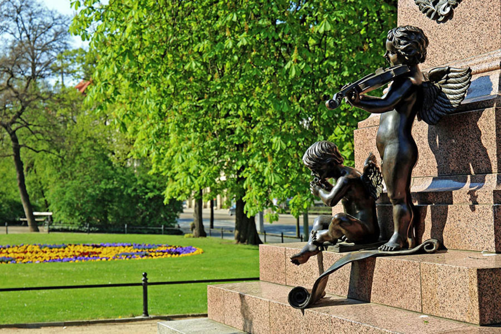 Foto: Leipzig - Mendelssohn-Denkmal - Blick zum Dittrichring | Das Team hinter BILDLEXIKON LEIPZIG bündelt historische wie aktuelle Informationen über die Stadt Leipzig in Text und Bild auf einer Plattform und stellt diese der interessierten Öffentlichkeit zur Verfügung.