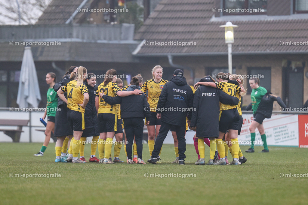 Fußball I Frauen I Saison 2025/2026 I Oberliga Schleswig-Holstein I 12. Spieltag I SV Frisia 03 Risum-Lindholm - Eichholzer SV | ml-sportfotografie - Realisiert mit Pictrs.com