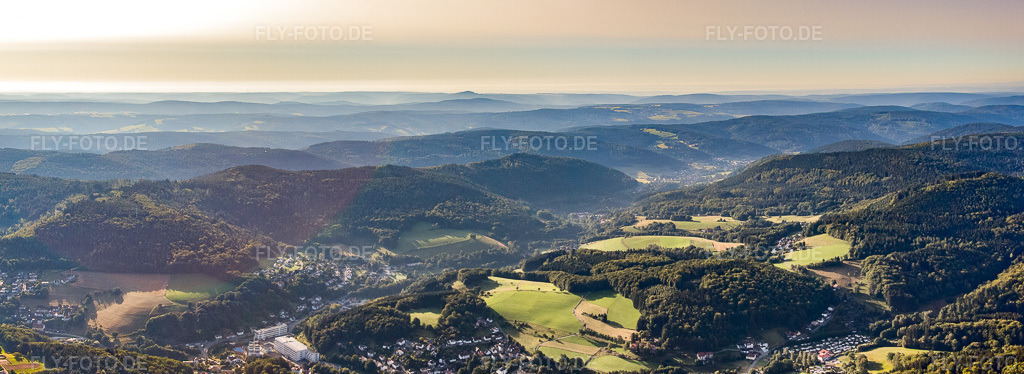 Luftbild: Odenwaldpanorama im Ortsteil Aschbach in Wald-Michelbach im Bundesland Hessen in Deutschland. Foto: IMG_52116-Bearbeitet.jpg vom 19.08.2012 durch Werner Riehm/FLY-FOTO.de – Auflösung des Originals: 8138 x 2969 px