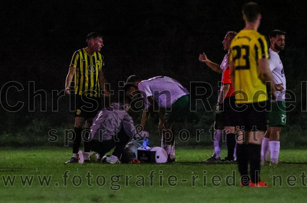 2023-09-15_079_FC_Moosinning_gegen_SV_Waldperlach | Moosinning, Deutschland, 15.09.2023:
Fußball, Bezirksliga Oberbayern Ost 2023 / 2024, 9. Spieltag, FC Moosinning gegen SV Waldperlach, Endergebnis: 0:1

Florian Jakob (FC Moosinning, #10), Torwart Benedikt Heinrich (SV Waldperlach, #1)

Foto: Christian Riedel / fotografie-riedel.net