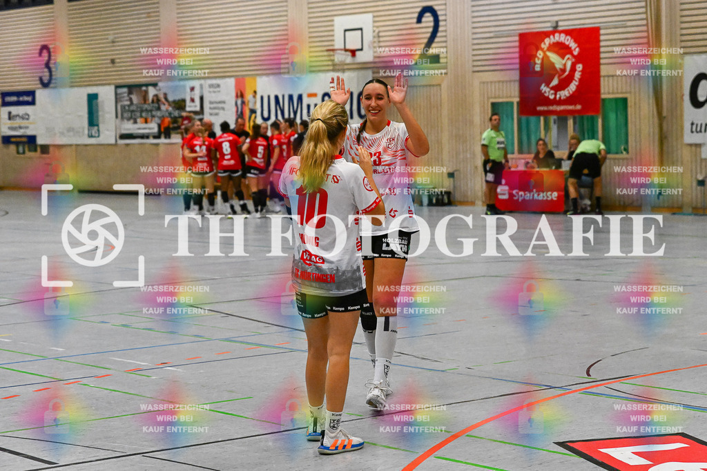 DEU, HSG Freiburg - TG Nuertingen, Handball, 2. Handball-Bundesliga, Saison 2023/2024, 04. Spieltag, Saison 2023/2024, 07.10.2023 | Leonie Dreizler (TG Nuertingen, #23) freut sich und klatscht  Hannah Hoenig (TG Nuertingen, #10) ab.

DEU, HSG Freiburg - TG Nuertingen, Handball, 2. Handball-Bundesliga, Saison 2023/2024, 04. Spieltag, Saison 2023/2024, 07.10.2023

Foto: Eibner-Pressefoto/Thomas Hess