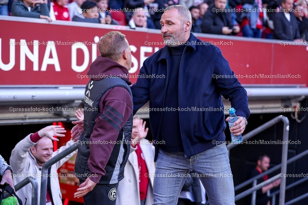 F9510042601010 | 10.04.2026, Fußball, Fortuna Düsseldorf - Holstein Kiel, 2. Fußball Bundesliga, Herren, Merkur Spiel-Arena, 29. Spieltag, Saison 2025 2026: Cheftrainer Markus Anfang (Fortuna Düsseldorf #hc) zusammen mit Cheftrainer Tim Walter  (Holstein Kiel #hc) vor dem Spiel  DFB regulations prohibit any use of photographs as image sequences and or quasi-video.