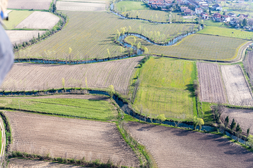 Vue aérienne: Vue de la ville à S.S. N.13 Pontebbana dans le département Frioul-Vénétie Julienne, Italie. Photo: IMG_105749.jpg prise le 08/04/2018 par Werner Riehm/FLY-FOTO.eu – Résolution de l'original: 5472 x 3648 px