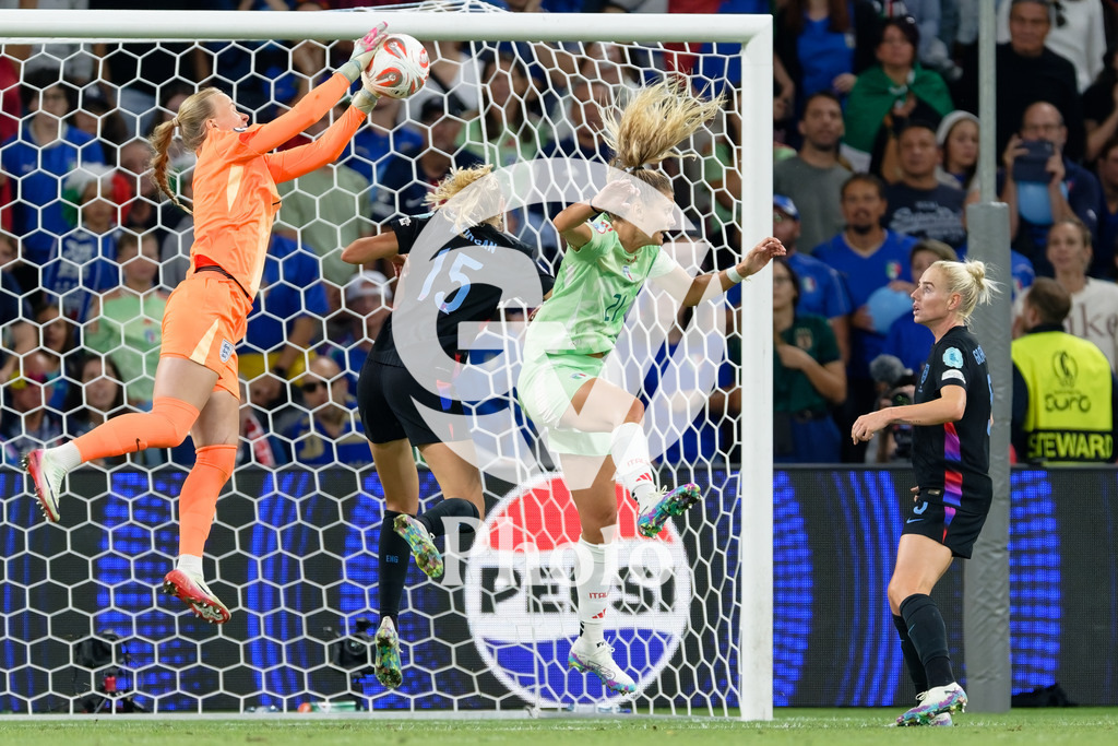 England v Italy - UEFA Women's EURO 2025 Semi-Final | GENEVA, SWITZERLAND - JULY 22:  Hannah Hampton of England (L) making a save during the UEFA Women's EURO 2025 Semi-Final match between England and Italy at Stade de Geneve on July 22, 2025 in Geneva, Switzerland. (Photo by Giuseppe Velletri/Sports Press Photo/Getty Images)