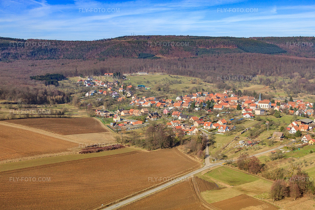 Aerial view: View of the town from the south in Lampertsloch in the state Bas-Rhin, France. – Photo: IMG_37416.jpg taken on 02/07/2011 by Werner Riehm/FLY-FOTO.com – Resolution of the original: 4752 x 3168 px